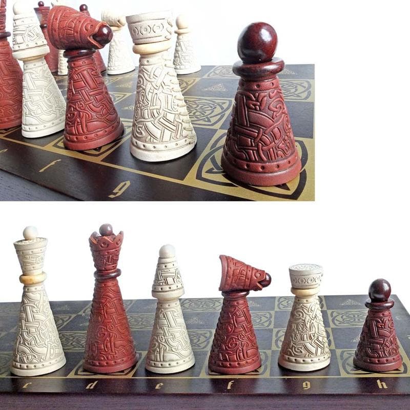 Фігури шахові в шкірі шахи